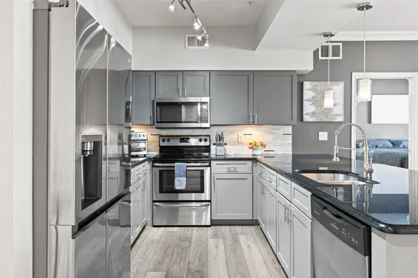 3102 KINGS RD 3201