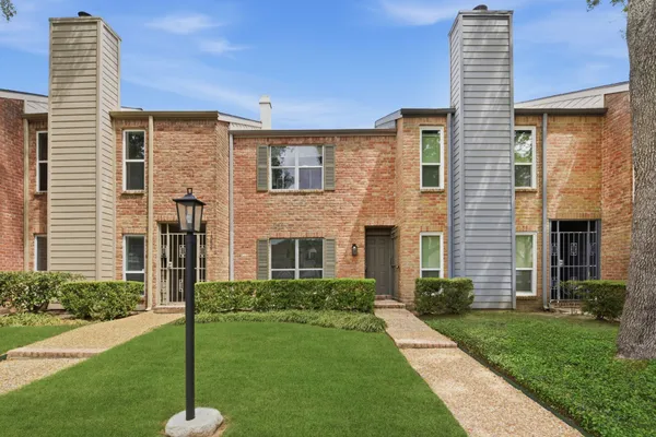1011 FOUNTAIN VIEW DR