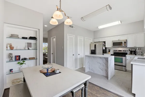 1011 FOUNTAIN VIEW DR