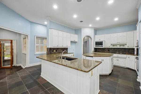 32 VICTORIA DR