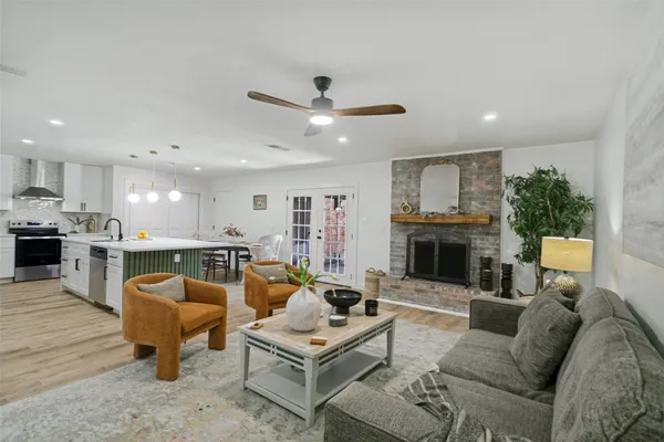 2704 PARKHAVEN DR