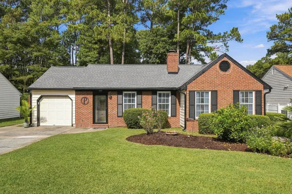 135 WOODLAKE DR