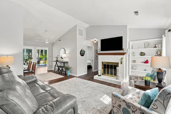 135 WOODLAKE DR