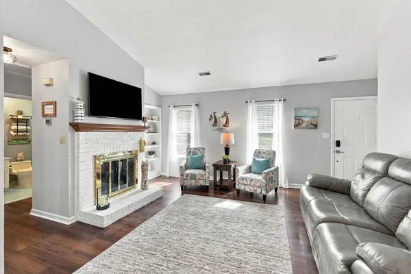 135 WOODLAKE DR