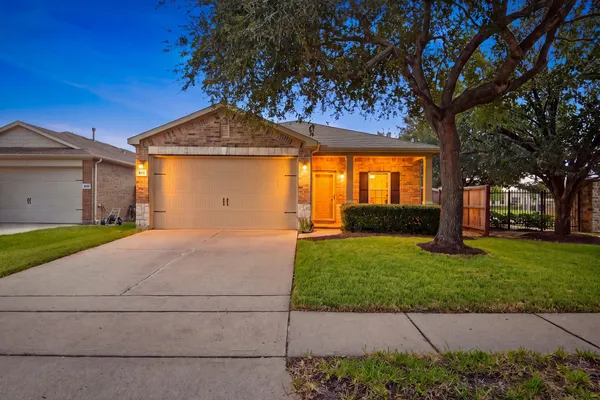 611 E NEWPORT BND