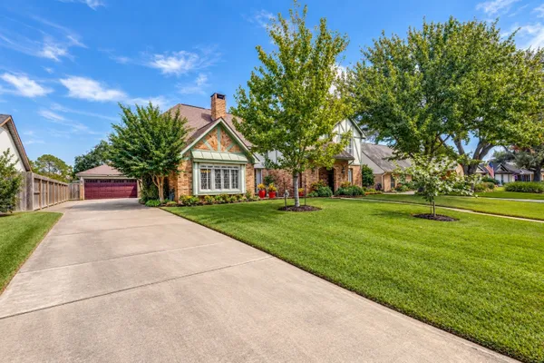 807 LONGVIEW DR