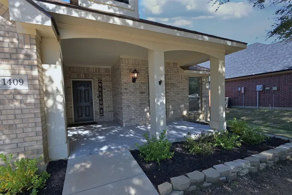 1409 FOX GLEN TRL