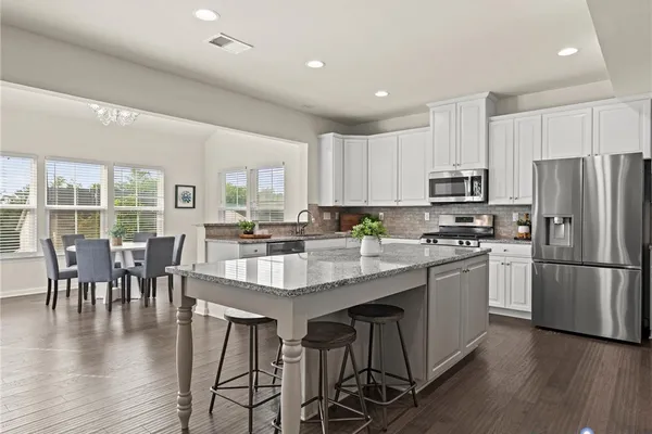 16866 WHITE DAISY LOOP