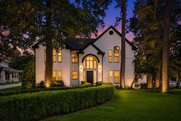 523 RAMPART LN