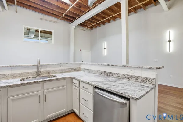 1716 SUMMIT AVE 25