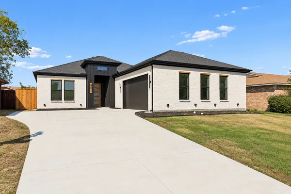 921 WOODCREST DR