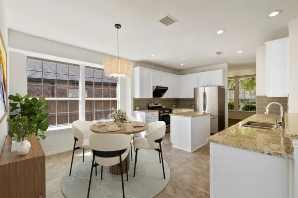 1422 SUZANNE DR