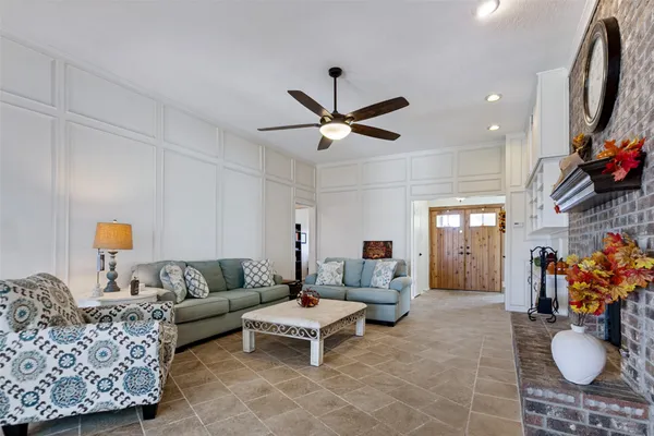 1611 BARCLAY DR