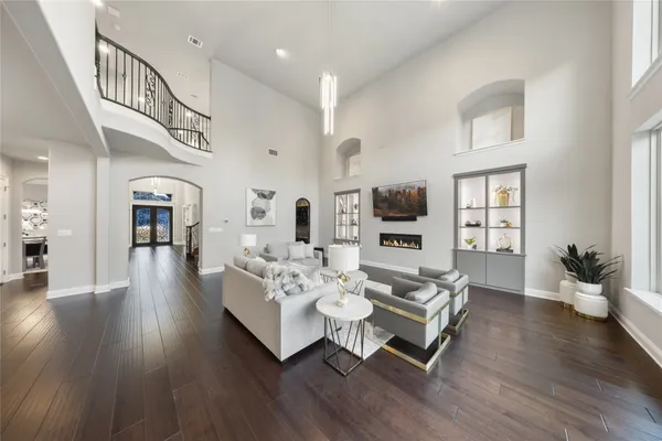 1207 HOLFORD DR