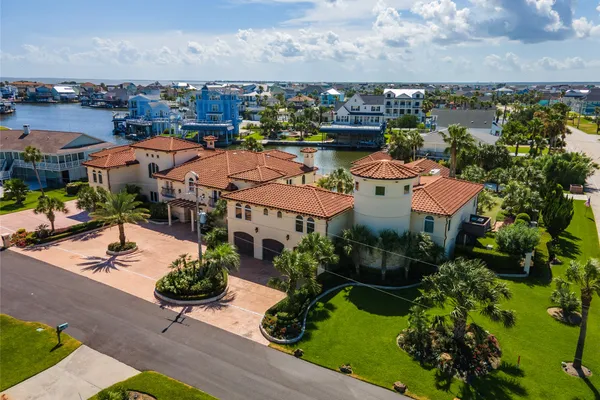 215 SAMPAN DR