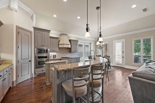 121 MONTGOMERY DR