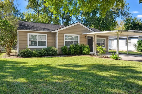 908 ROBINHOOD LN