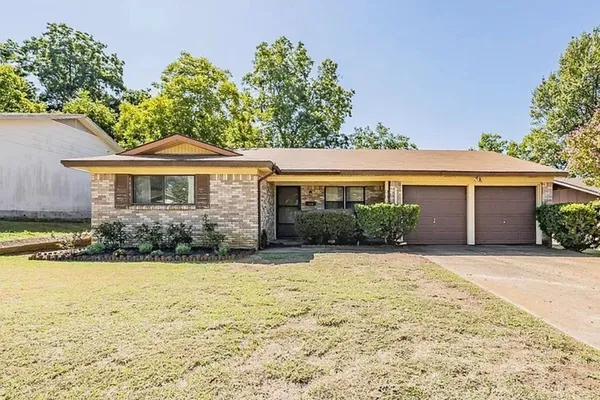 1112 PAULA DR