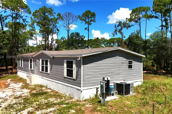 881 WOODLAND BLVD