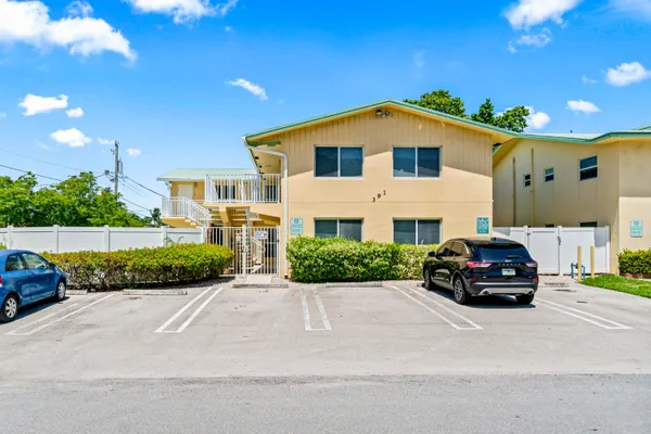 391 SE 19TH AVE 8