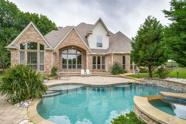 207 RIVER OAKS DR