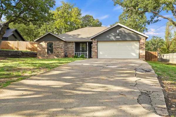 1105 LAKEVIEW DR