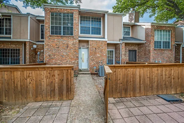 2320 NORTHLAKE CT