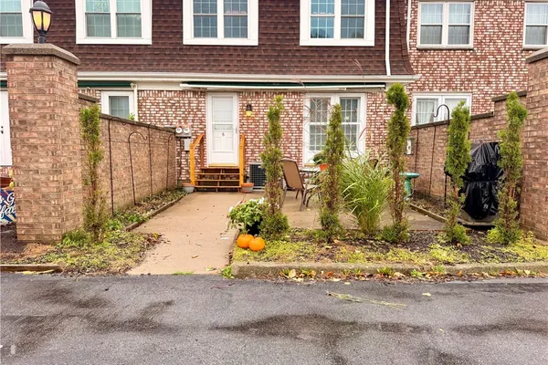 50 CARRIAGE DR 6