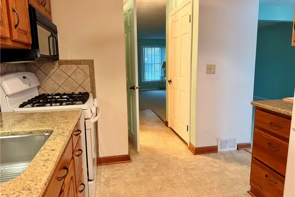 50 CARRIAGE DR 6