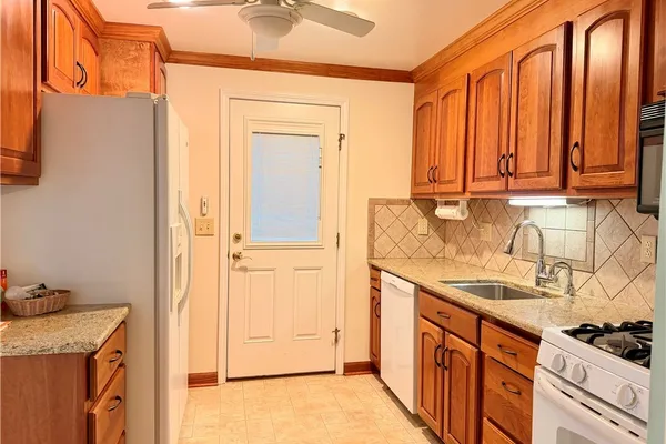 50 CARRIAGE DR 6