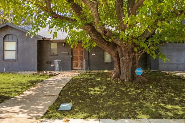 206 SIXPENCE LN