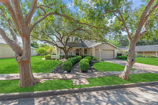 3906 GREEN FIELDS DR