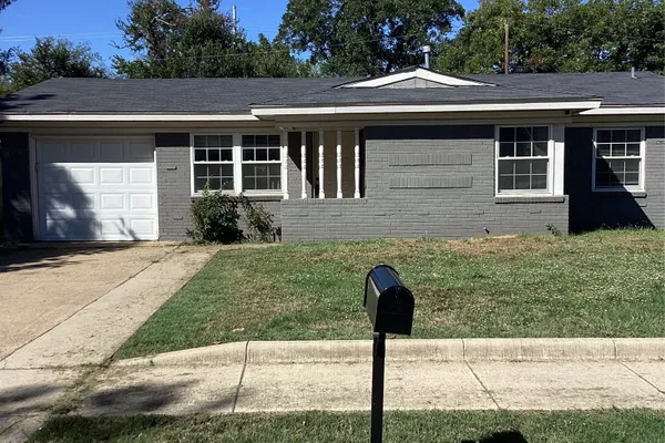 1811 E LOVERS LN
