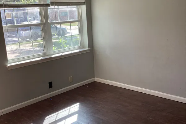 1811 E LOVERS LN