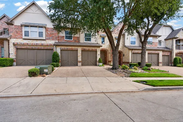 2424 GREYMOORE DR