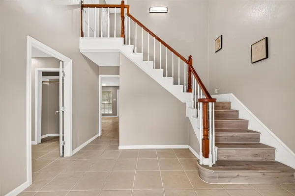 552 ROANOKE DR