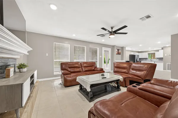 552 ROANOKE DR