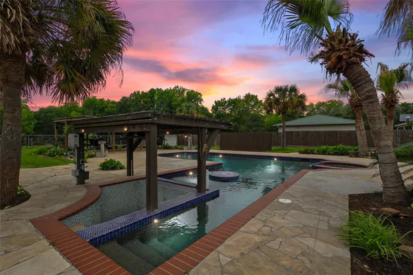 2204 AIRLINE DR