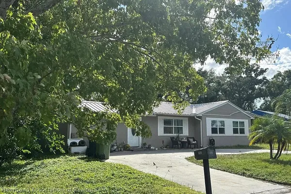 1502 W BRANDON DR