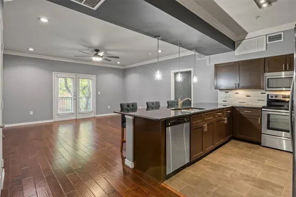 3102 KINGS RD 3104
