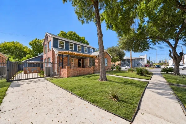 2402 BARBEE ST