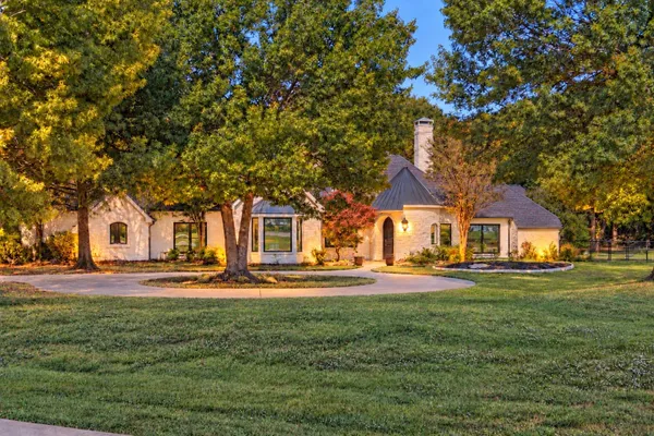 221 FORESTVIEW DR