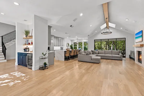 221 FORESTVIEW DR