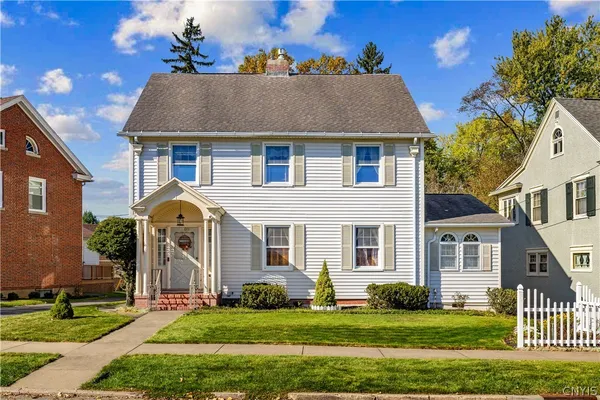 2208 DOUGLAS CRES