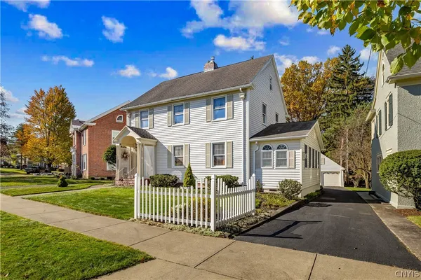 2208 DOUGLAS CRES