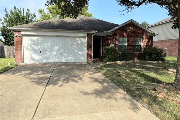 2104 GOLDFINCH LN