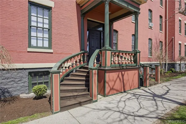 125 EDWARD ST 4C