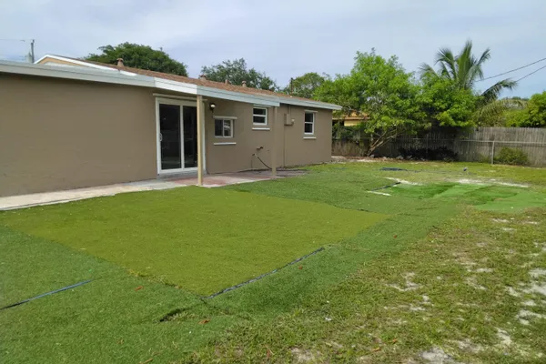 330 NW 38TH ST