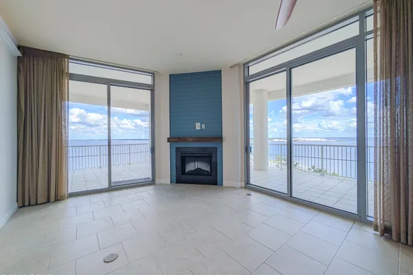 6422 W HWY 1406