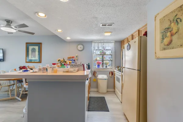 351 LAKE ARROWHEAD RD 402